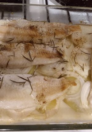 Una foto de Pescado al horno con crema y romero