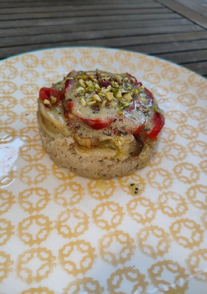 Una foto de Timbal de escalivada con arroz de coliflor