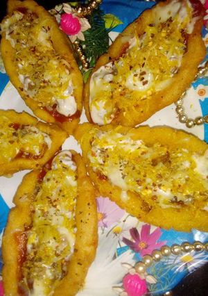 सूजी बोट पिज़्ज़ा (suji boat pizza recipe in hindi) रेसिपी मुख्य फोटो
