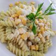 Pasta corta con aguacate y maíz