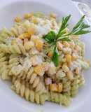 Pasta corta con aguacate y maíz