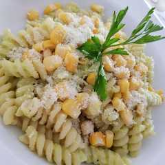 Una foto de Pasta corta con aguacate y maíz