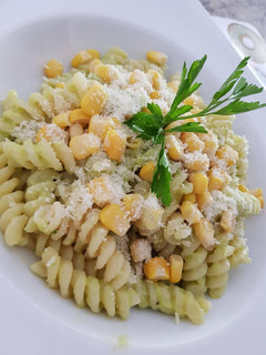 Una foto de Pasta corta con aguacate y maíz