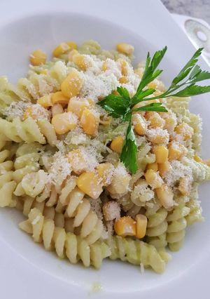 Una foto de Pasta corta con aguacate y maíz