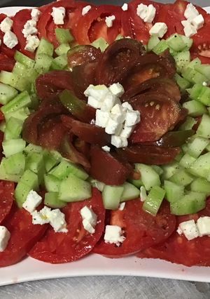 Une photo de Salade aux deux tomates, concombre et feta sauce melfor