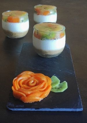 Foto di Cheesecake nel Bicchiere alla Ricotta e Panna con Kiwi e Albicocca