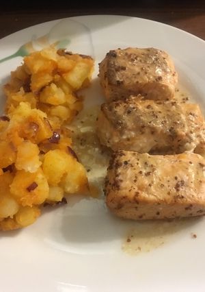Mézes-mustáros lazac, fűszeres-hagymás tört burgonyával recept fotója