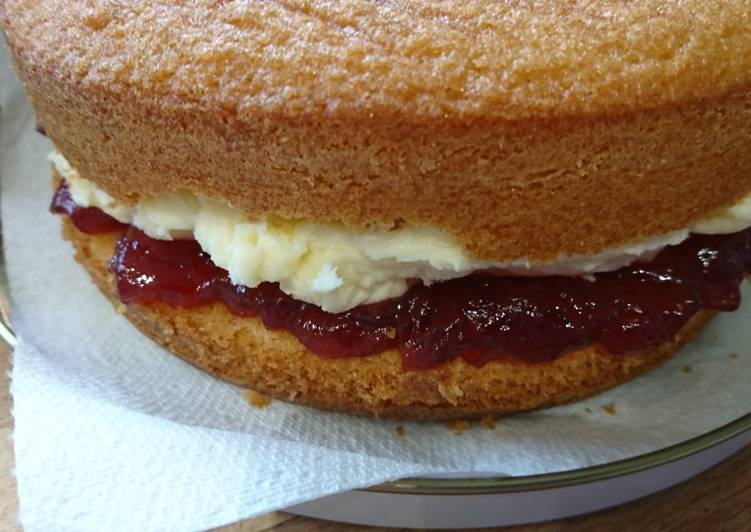 Steps to Make Favorite Classic Victoria Sponge