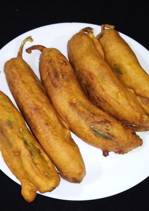 A picture of Potato stuffed green chillies.