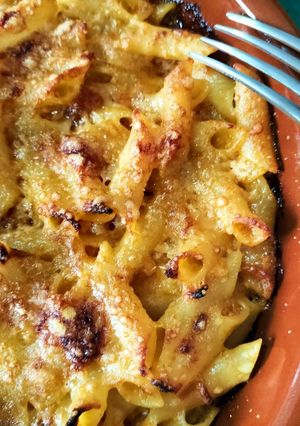 Una foto de Macarrones gratinados con salsa de mascarpone y cebolla