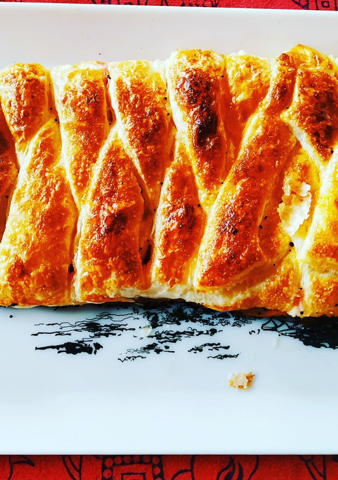 Una foto de Trenza de fresas y queso cremoso