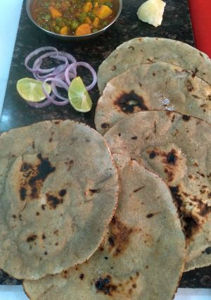 ઘઉં બાજરાની રોટલી (Wheat Bajra Rotli Recipe In Gujarati) રેસીપી મુખ્ય ફોટો