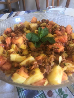 Una foto de 421. Ensalada de lentejas y frutas tropicales (entrante ensalada)