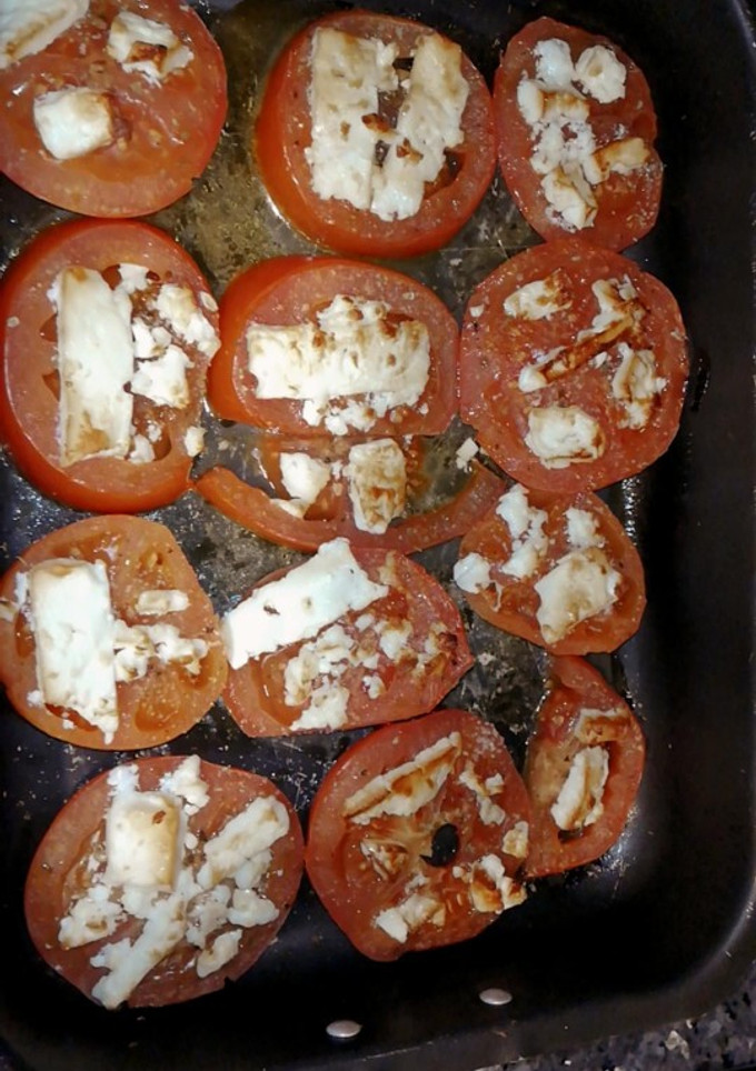 Una foto de Tomates al horno tipo pizza