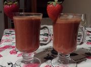 Una foto de batido de chocolate y fresas