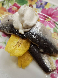 Una foto de Sardinas montadas sobre "Milhojas Tricolor"
