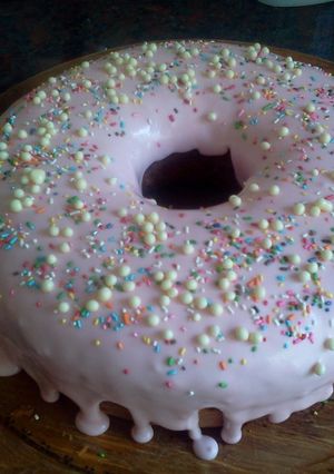 Una foto de Torta en forma de donut