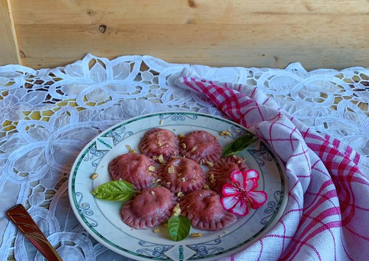 Easiest Way to Make Quick Ravioli alla barbabietola ripieni di ricotta, noci e prezzemolo 💖