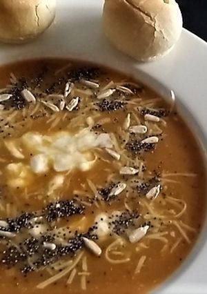 Une photo de Crème de potiron avec poêlée des graines ail et gingembre