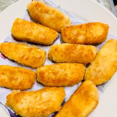 A picture of Halloumi fingers.