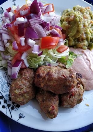 Kebab csípős joghurtszósszal, guacamoléval és salátával recept fotója