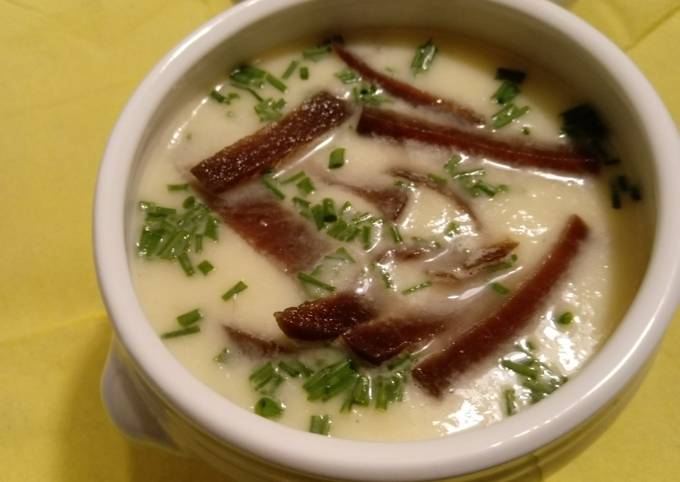 Pastinaken-Creme-Suppe mit Rote Bete-Streifen