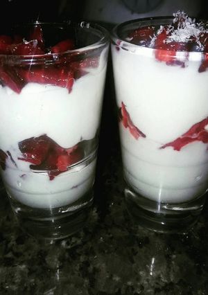 Una foto de Crema con frutillas