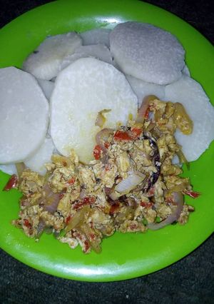 A picture of Yam with egg sauce.