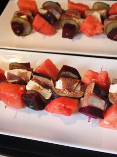 Una foto de Pinchos de lomo curado, sandía e higos