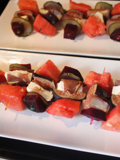 Una foto de Pinchos de lomo curado, sandía e higos