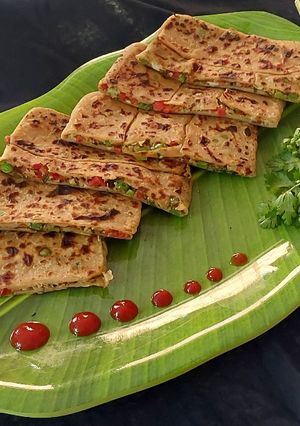 વેજ મેયો સ્ટફ પરોઠા (Veg Mayo Stuffed Paratha Recipe In Gujarati) રેસીપી મુખ્ય ફોટો