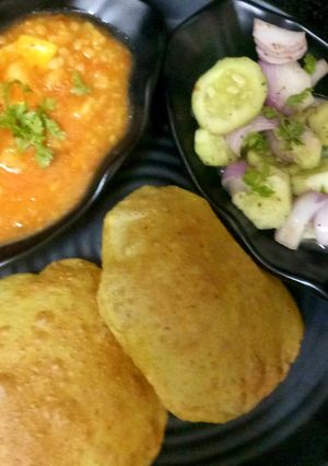 A picture of Matar poori.