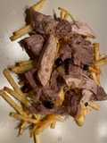 Straccetti di capocollo di maiale alla senape e salsa barbecue con patatine croccanti al ginepro