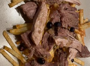 Foto di Straccetti di capocollo di maiale alla senape e salsa barbecue con patatine croccanti al ginepro