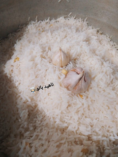عکسی از دستور دم کردن برنج با سیر 🧄