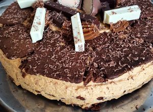 Una foto de 🤎🎈🥄 Chocotorta de Cumpleaños redonda y cuadrada🍫🎈🥄