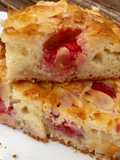 75 • Torta con lamponi, pesche bianche e mandorle