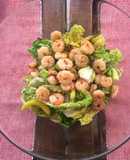 Ensalada de cogollos de Tudela, cebolla, piparras y gambas