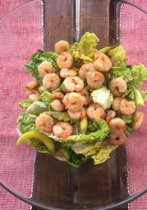 Foto principal de Ensalada de cogollos de Tudela, cebolla, piparras y gambas