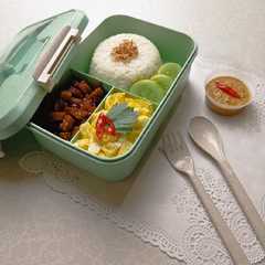 A picture of Nasi Uduk Semi Komplit.