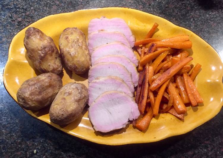 Hjemmerøget hamburgerryg med glaserede gulerødder, bagte kartofler og blendet persillesovs