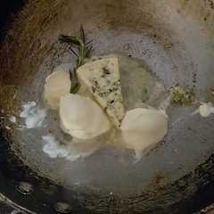 A picture of Salsa queso azul.