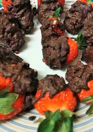 Foto di Fragole con cioccolato, nocciole e rum