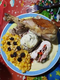 Una foto de Pechuga de pavo rellena con salsa de naranja a la crema