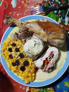Una foto de Pechuga de pavo rellena con salsa de naranja a la crema
