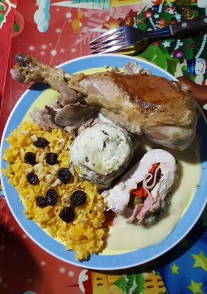Una foto de Pechuga de pavo rellena con salsa de naranja a la crema