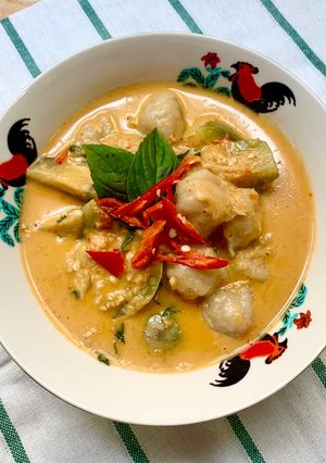 A picture of Red Curry with Fish Balls ❤️.