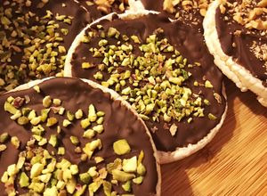 Foto di Gallette di riso con cioccolata fondente e frutta secca 🍫🥜