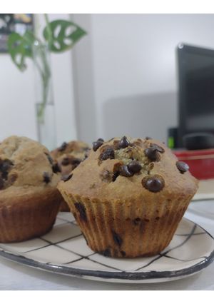 Una foto de Muffins banana, avena y chips de chocolate✨