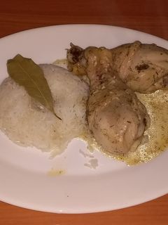 Una foto de Pollo al eneldo con arroz